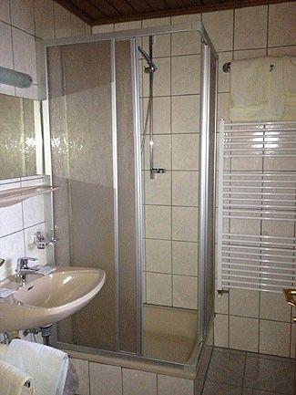 Badezimmer mit Duschkabine in Appartement 2