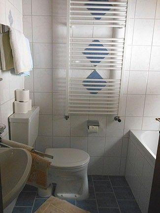 Badezimmer mit Badewanne und WC in Appartement 3