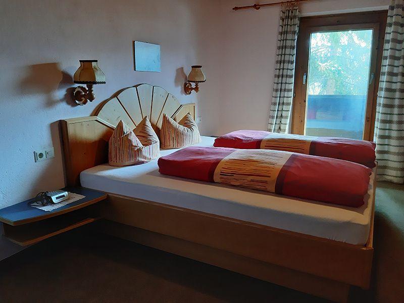 Schlafzimmer mit Doppelbett, Fächer-Betthaupt aus Holz in Appartement 3