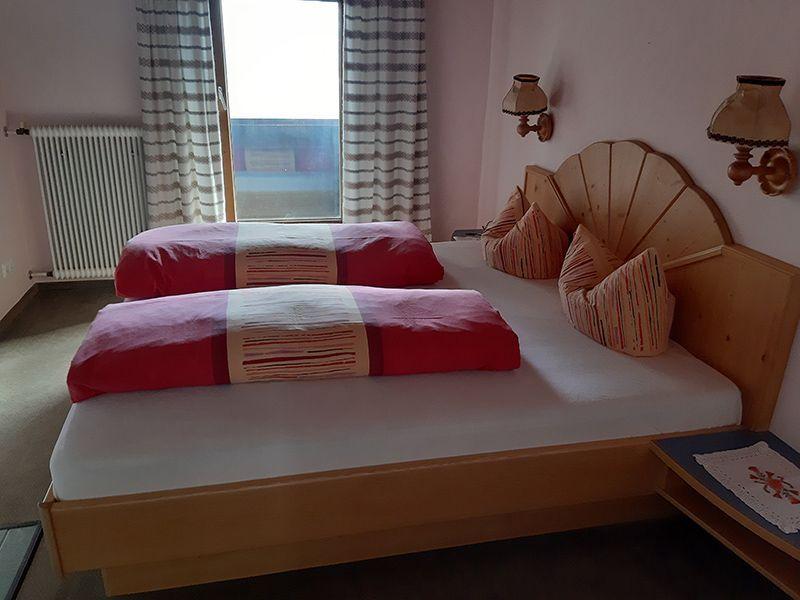 Zweites Schlafzimmer mit Doppelbett und Balkontür in Appartement 3