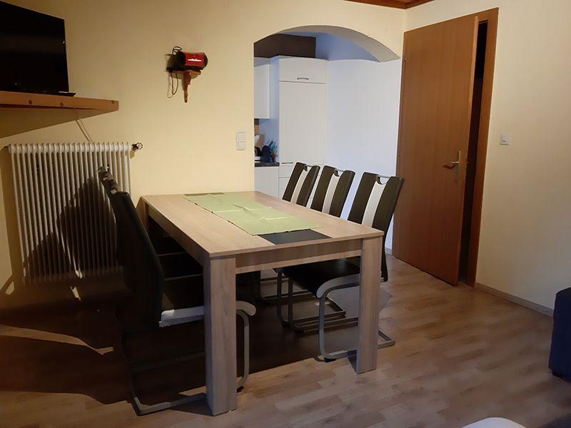 Essbereich mit großem Tisch in Appartement 4