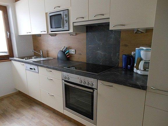 Wohnküche mit Backofen und Mikrowelle in Appartement 4