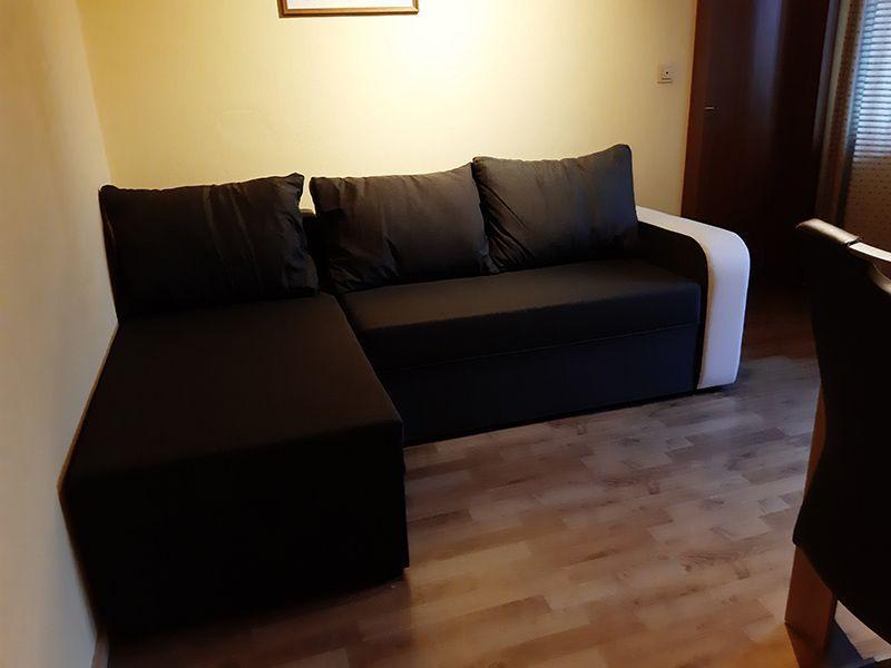 Wohnraum mit Ecksofa in Appartement 4