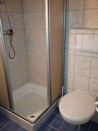 Badezimmer mit Duschkabine und WC in Appartement 5