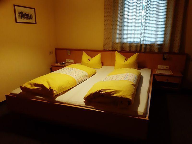 Schlafzimmer mit Doppelbett in Appartement 5 der Pension Obladis