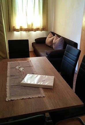 Wohn-Schlafraum mit Sofa und Esstisch in Appartement 5
