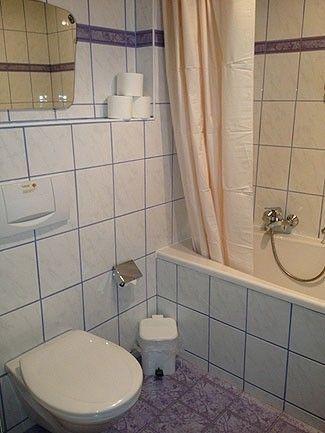 Badezimmer mit Badewanne und WC in Appartement 6