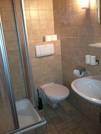 Badezimmer mit Dusche und WC in Appartement 7