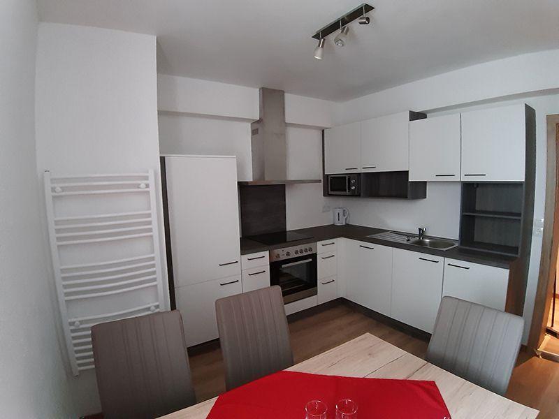 Moderne weiße Wohnküche mit Backofen in Appartement 7