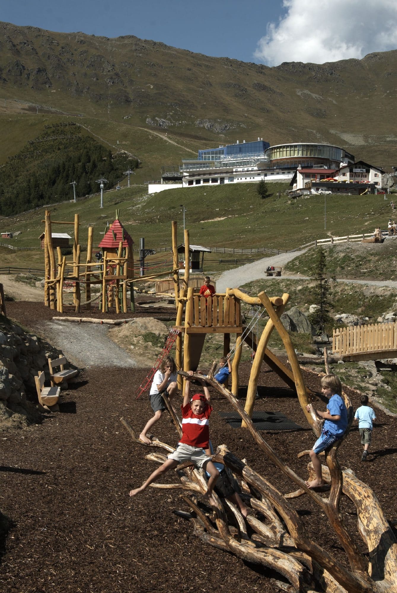 Kinder spielen auf dem alpinen Erlebnisspielplatz in Serfaus-Fiss-Ladis im Sommer