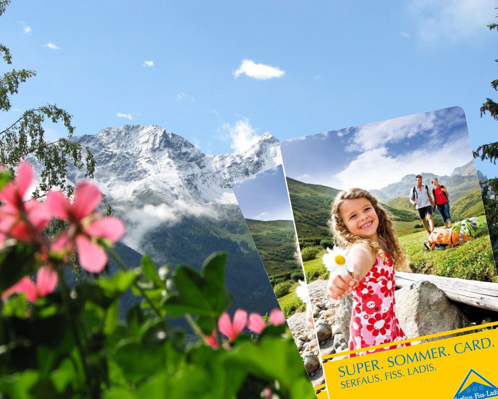 Die gelbe Super. Sommer. Card. vor Bergblumen und schneebedeckten Gipfeln in Serfaus-Fiss-Ladis