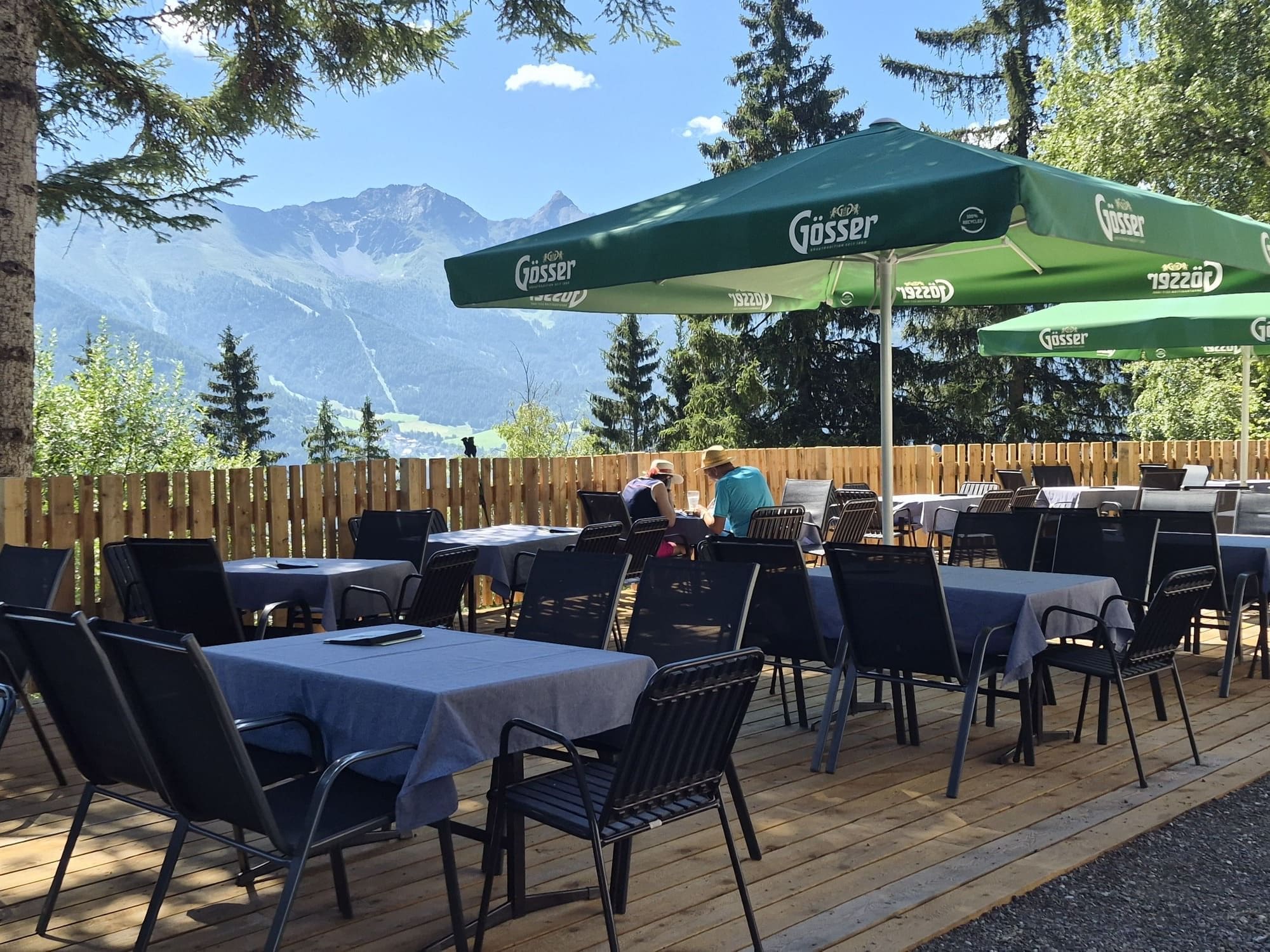 Neue Panoramaterrasse des Café Obladis mit Blick auf die verschneiten Berge von Serfaus-Fiss-Ladis